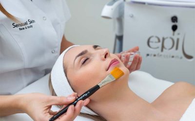 Peelingi chemiczne – skuteczna i bezpieczna metoda rewitalizacji skóry